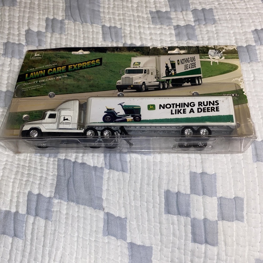 Ertl John Deere‎ Lawn Care Express Semi 1:64 NIB